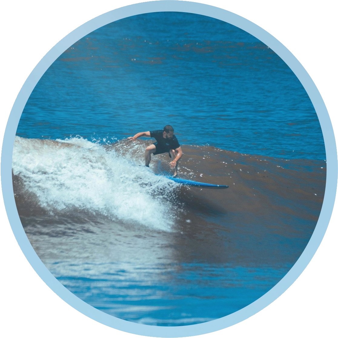 Surfeur observant les vagues avec une planche adaptée pour bien choisir sa planche de surf avant la session.