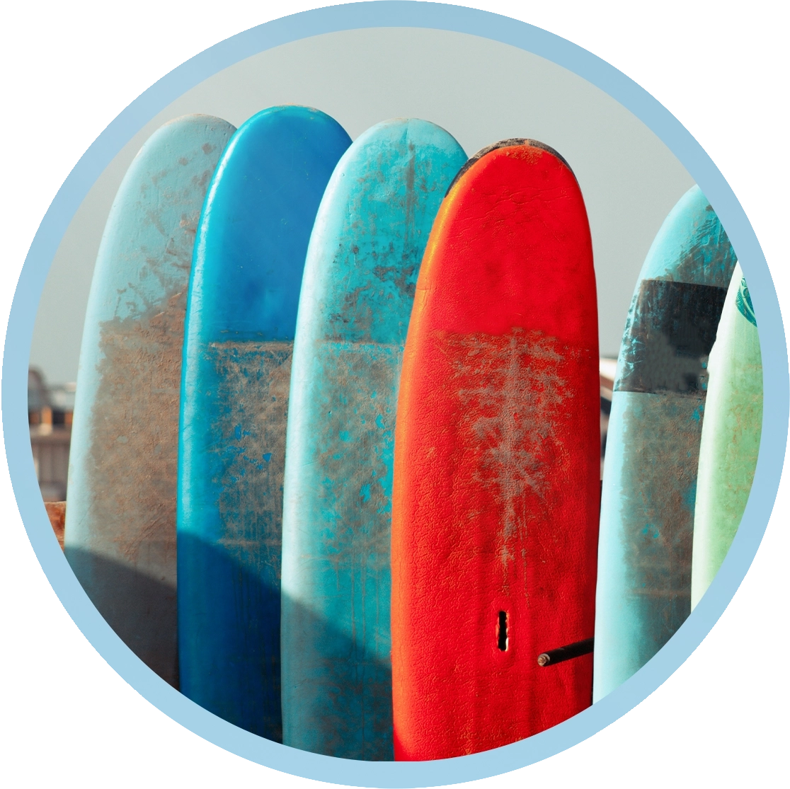 Planche de surf en mousse (softboard) idéale pour débuter le surf en toute sécurité.